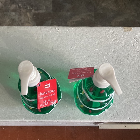 NWT Set of 2- Fresh Pine Scented Christmas Tree ๐ Bottle Hand Soap Dispensers - Picture 8 of 17